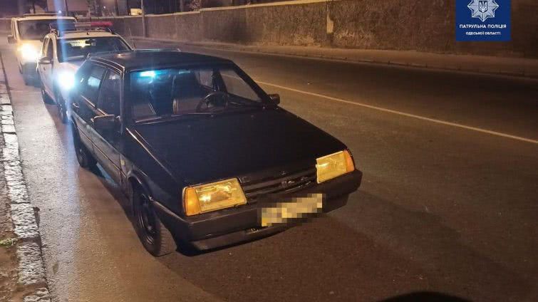 Ночью по центру Одессы катались пьяные угонщики авто (фото)