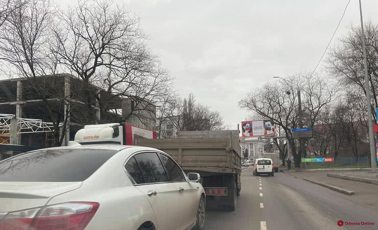 В Одессе столкнулись легковушка и грузовик