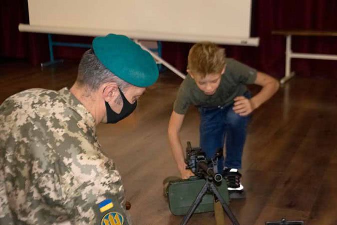 Болградкие морпехи побывали в гостях у школьников