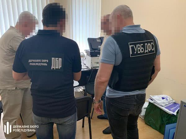 Одесского таможенника, без проверки пропустившего иномарки, будут судить