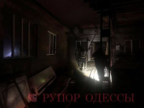 В пригороде Одессы больше часа тушили склад