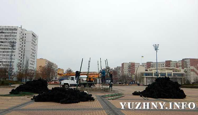 В Южном начали монтировать новогоднюю елку и закупили новые игрушки (фото)