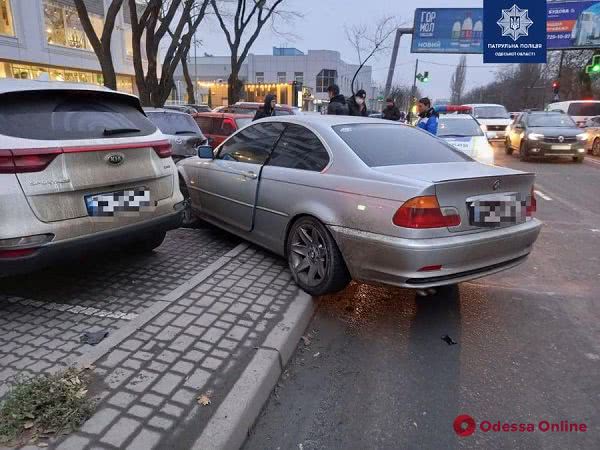 В Одессе автоледи на BMW протаранила три припаркованных автомобиля