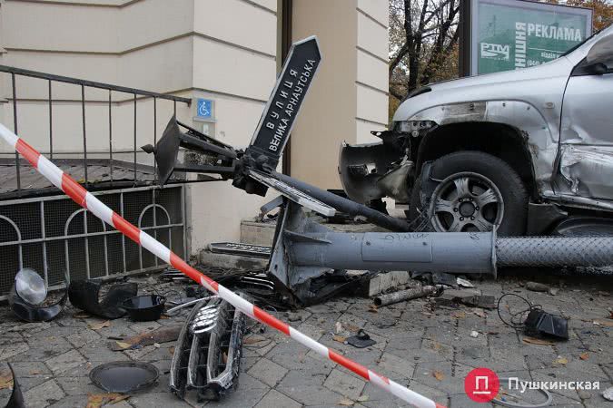 В центре Одессы внедорожник влетел в крыльцо магазина, авария спровоцировала пробки. Фото