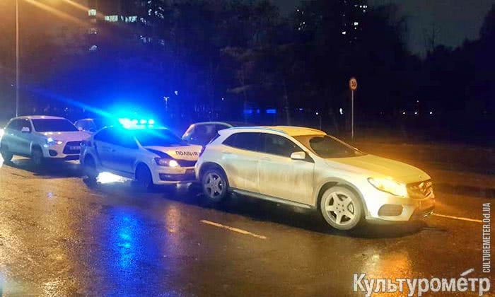 На проспекте Гагарина полицейские врезались в Мерседес