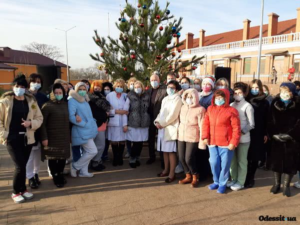 Мэр Одессы поздравил медиков инфекционной больницы с наступающим Новым годом (фото)