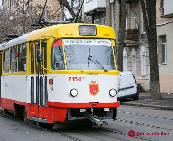 Возле Музкомедии трамвай сошел с рельсов