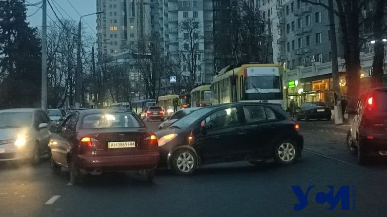 Из-за аварии на Генуэзской остановились трамваи (фото)