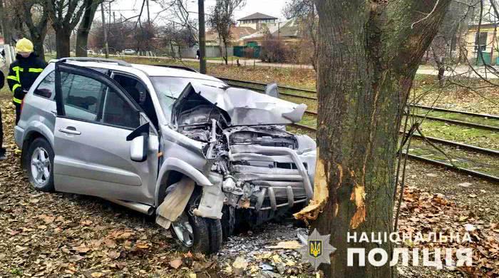 На поселке Котовского пожилому водителю стало плохо и он на скорости врезался в дерево