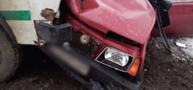 На дороге Одесса-Черноморск “ВАЗ” занесло под автобус
