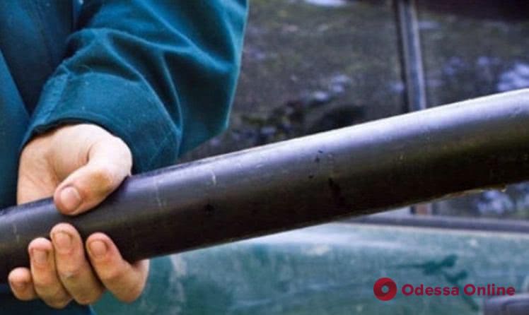 В Одесской области мужчина ударил полицейского по голове металлической трубой