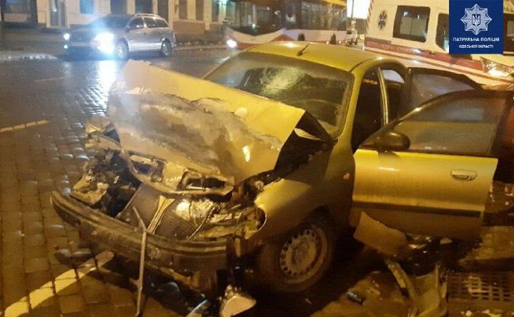 Daewoo протаранил два припаркованных на Пушкинской автомобиля (фото)