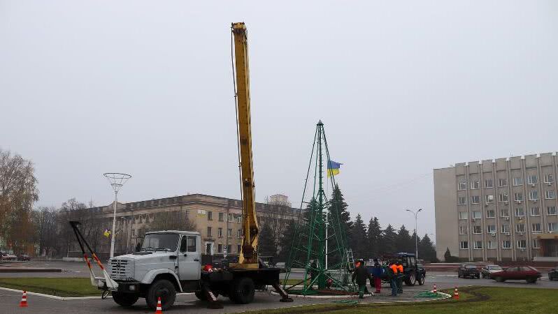 В Измаиле идёт установка главной ёлки города