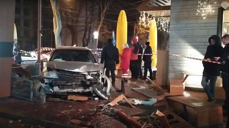В Одессе автомобиль протаранил McDonald’s