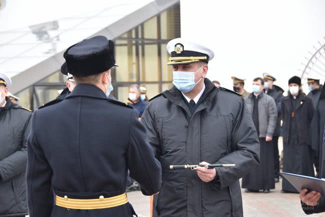 В Одессе 45 курсантов Института ВМС Украины получили офицерские погоны и кортики 06