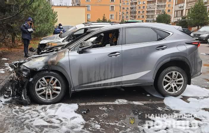 В Одессе на парковке сожгли автомобили