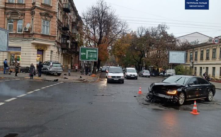 Два утренних ДТП в Одессе: один автомобиль упал на бок, второй въехал в магазин