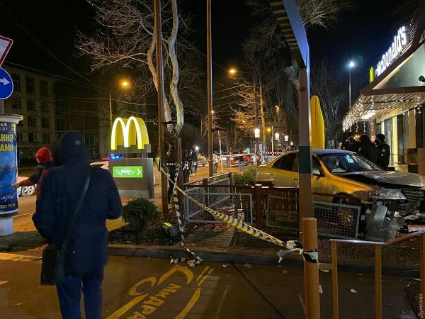 Nissan Almera влетел на террасу McDonald’s