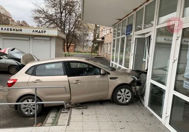 На Одещині автівка протаранила головний вхід поліклініки