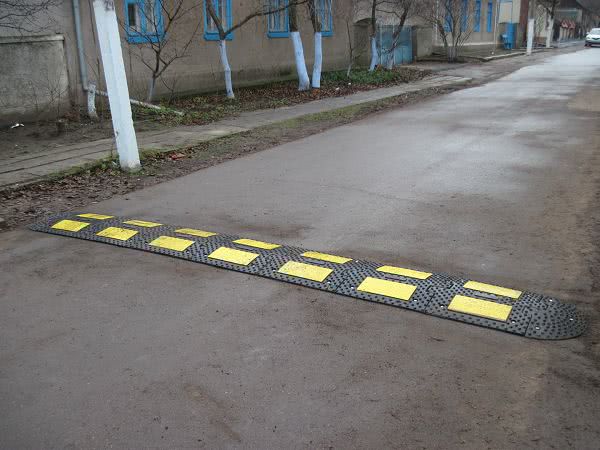 В Татарбунарах опасные участки дорог возле школ обеспечили «лежачими полицейскими»