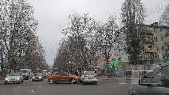 В центре Черноморска столкнулись две иномарки