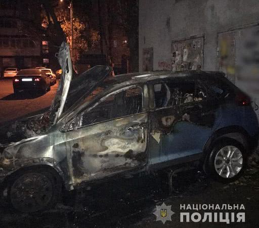 Ночью на Сегедской сгорел автомобиль: в полиции считают, что это был поджог. Фото