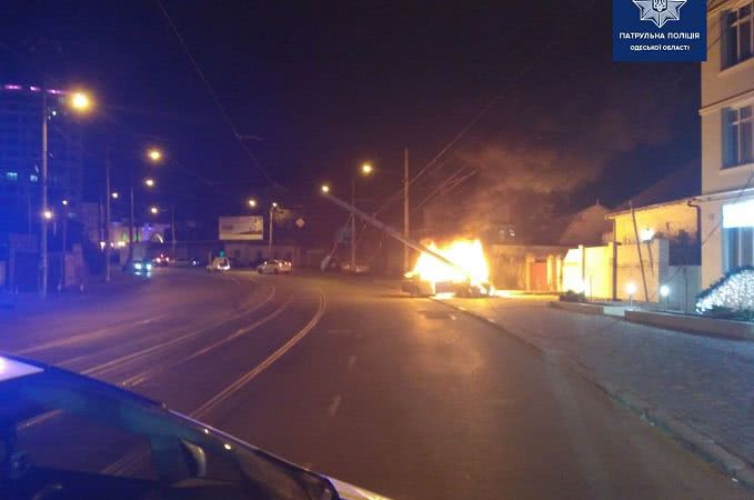 На Фонтане легковушка врезалась в столб и загорелась (фото)