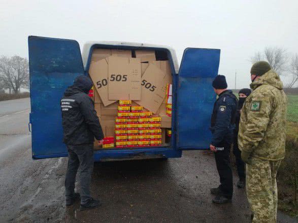 Пограничники задержали контрабанду «подозрительного клея» (видео)