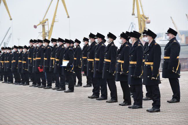 В Одессе 45 курсантов Института ВМС Украины получили офицерские погоны и кортики 10
