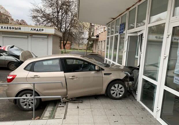 В Одесской области в главный вход поликлиники въехала машина