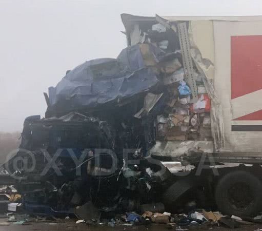 Під Одесою лоб в лоб зіткнулися дві фури: є жертва