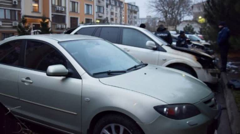 Рятувальники ліквідували загоряння припаркованих автомобілів в Одесі (Фото)