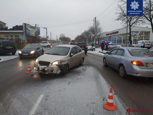 Выпал снег: за день в Одессе произошло 68 ДТП (фото)
