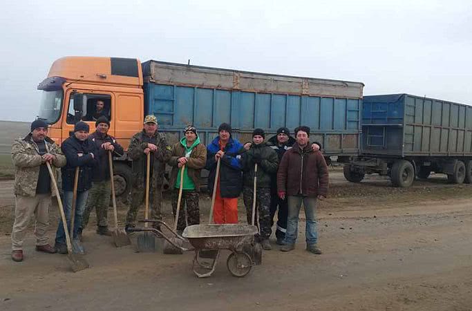 В Болградском районе продолжают практику ремонта дорог «своими руками»