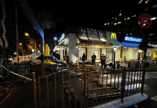 В Одесі автівка протаранила McDonald’s, є постраждала (фото)