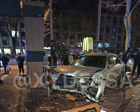Въехал в McDonald’s и сбил девушку: в Одессе произошло ДТП