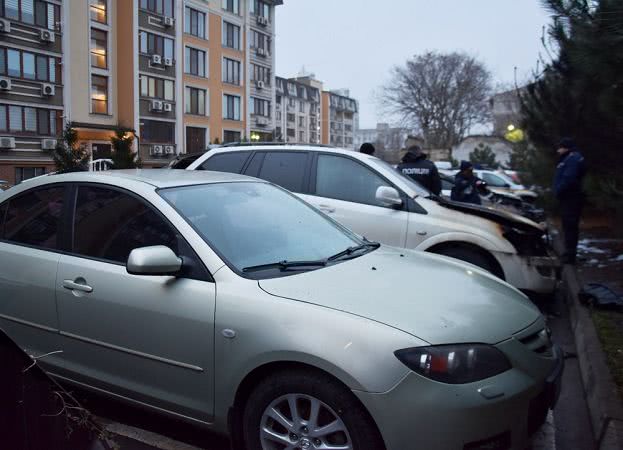 Рано утром в Одессе сгорели два автомобиля, еще один — серьезно пострадал. Фото