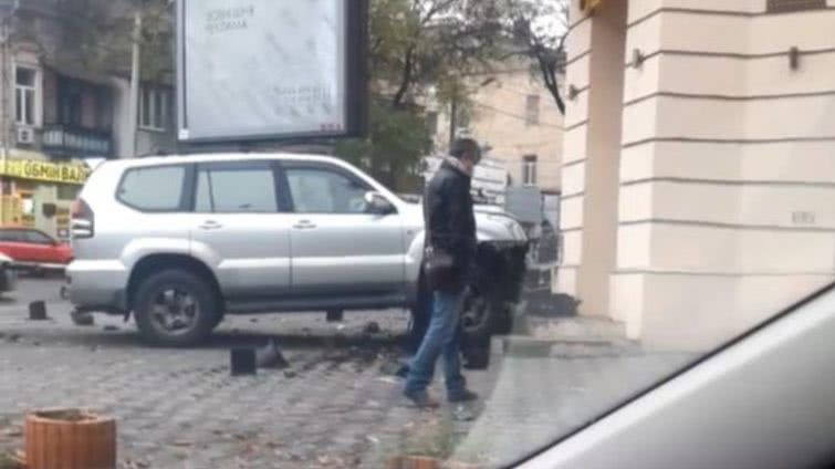 В центре Одессы внедорожник въехал в двери магазина одежды (видео)