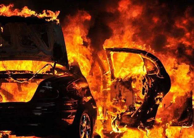 В Одесі в результаті серйозної ДТП вибухнула іномарка з людьми в салоні (Відео)