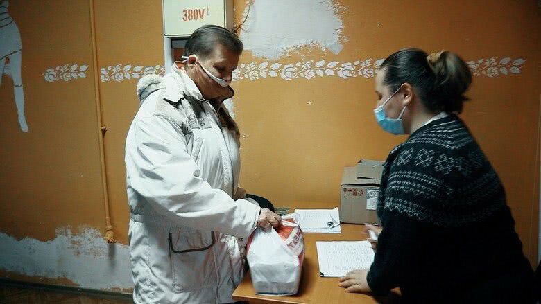 В Черноморске началась выдача предновогодних продуктовых наборов (видео)