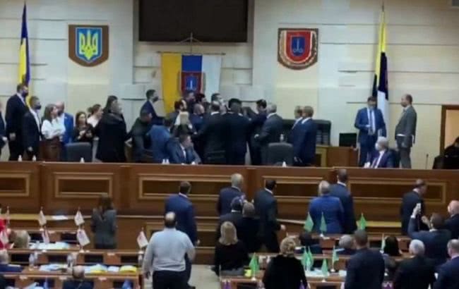 В Одесском облсовете снова подрались депутаты: били стекла и штурмовали зал (видео)