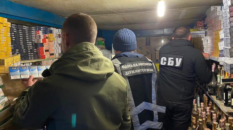 В Одесской области у границы нашли склад сигарет в частном доме (фото)