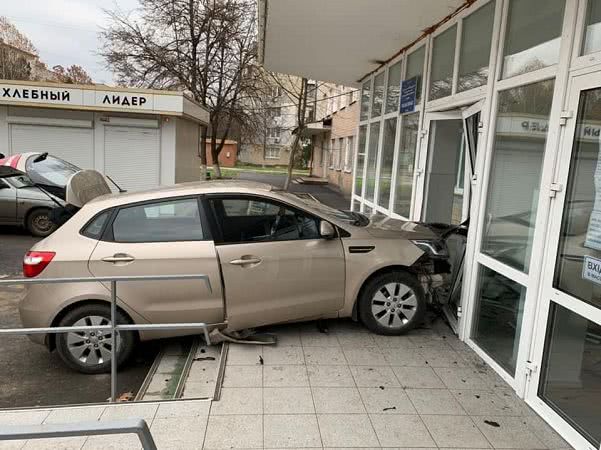 Авария в Измаиле: машина врезалась в двери больницы (фото)