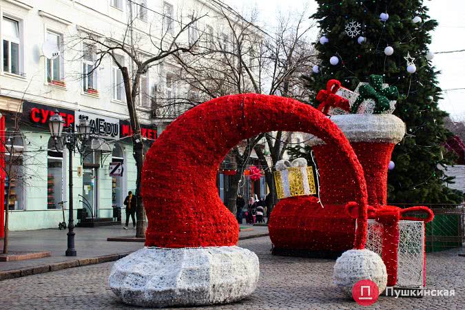 Гирлянды, большие игрушки и много елок: как преобразилась Одесса перед новогодними праздниками. Фото