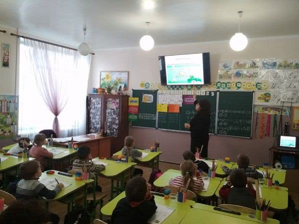 В 6 школ Одесской области, наконец, завезли новые парты