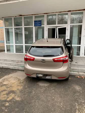 В Измаиле автоледи на KIA влетела в здание горполиклиники