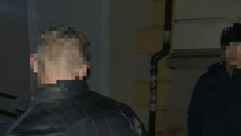 Двох чоловіків підозрюють у побитті вітрин та автівок в центрі Одеси