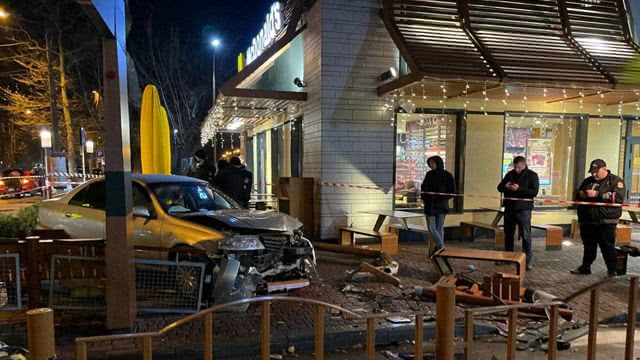 В Одесі авто виїхало на літню терасу McDonalds, є постраждалі