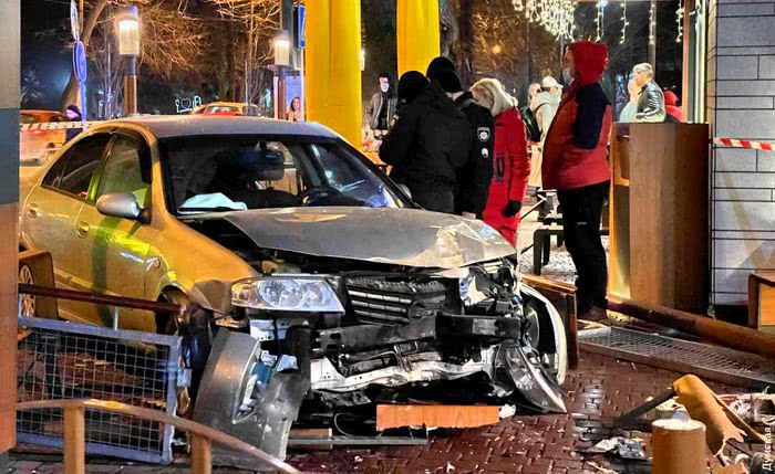 На проспекте Шевченко автомобиль разбил летнюю площадку McDonalds