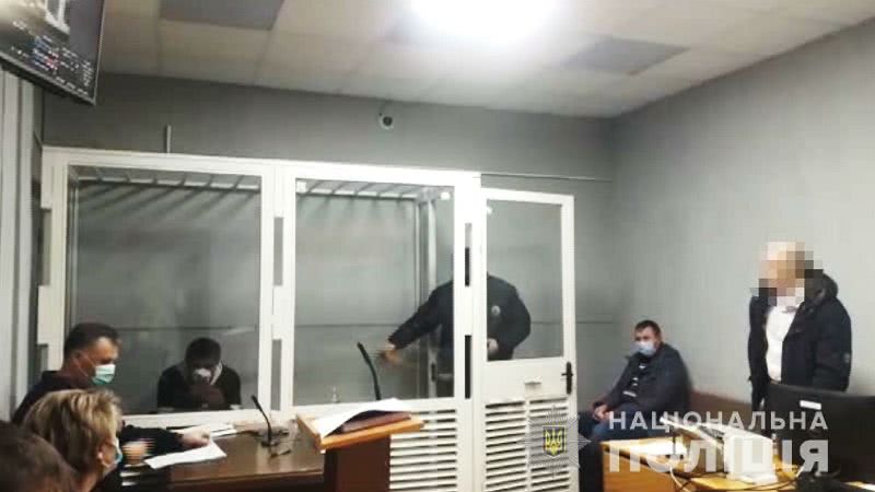В Одессе полицейские со стрельбой останавливали водителя на грузовике, который пытался их сбить (видео)